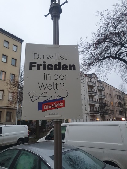 Bild aus Berlin. Zu sehen ist ein Plakat von DIE LINKE auf dem der Name „DIE LINKE” durchgestrichen wurde und „BSW” drübergeschrieben wurde. Das Plakat sagt „Du willst Frieden inder Welt? Die Linke”