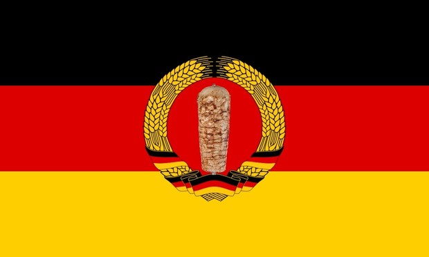 Die Flagge der DDR wo Hammer und Zirkel ersetzt wurden mit einem Dönerspieß