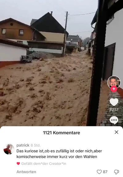 Ein Screenshot von TikTok welches die Überschwemmungen in Bayern 2024 zeigt. Darunter schreibt jemand das Kommentar „Das kuriose ist, ob es zufällig ist oder nicht, aber komischerweise immer kurz vor den Wahlen”. Es wird impliziert die Überschwemmungen seien inszeniert für den Wahlkampf.