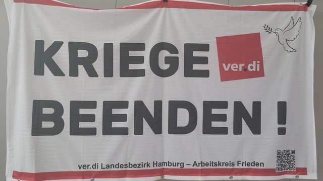 Ein Banner des Arbeitskreis Frieden von ver.di Landesbezirk Hamburg mit der Aufschrift „Kriege Beenden!”