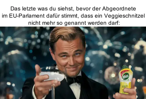 Ein Meme mit Leonardo DiCaprio wie er ein Weinglas mit Scheuermilch drin hält, sowie in seiner anderen Hand eine „Viss Scheuermilch” mit dem Titel „Das letzte was du siehst bevor der Abgeordnete im EU Parlament dafür stimmt, dass ein Veggieschnitzel nicht mehr so genannt werden darf.