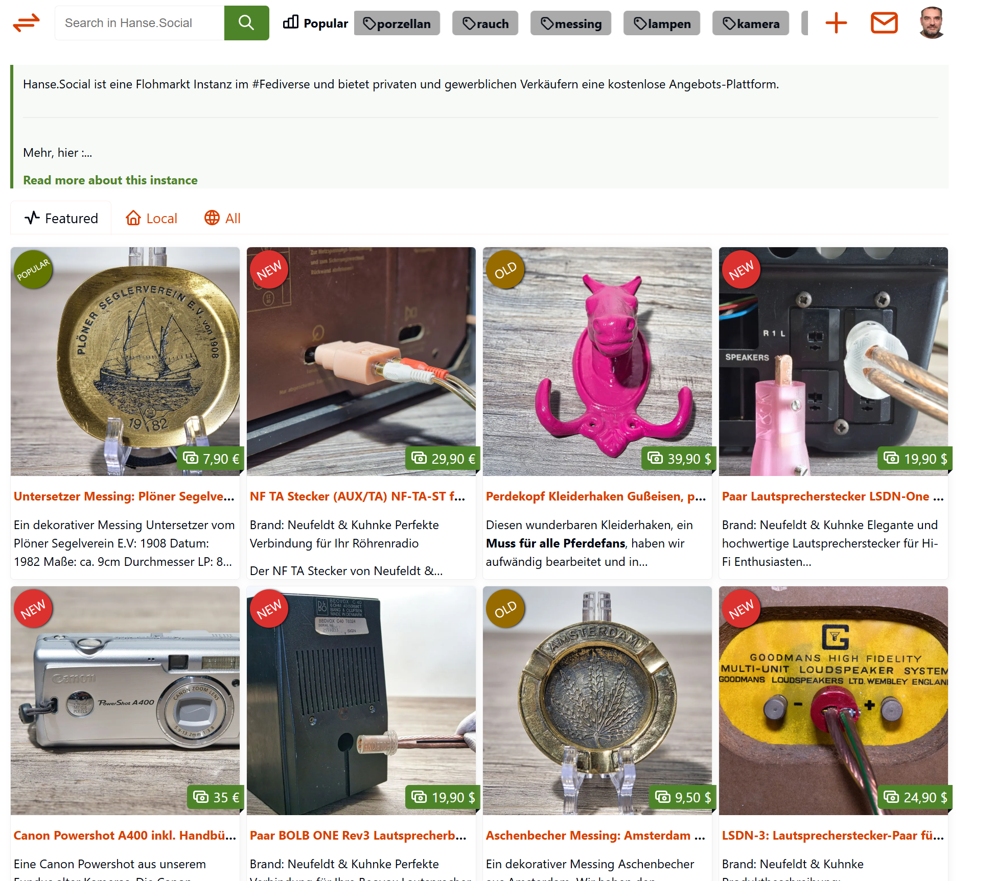 Screenshot der Flohmarkt Instanz : hanse.social
Man sieht einen Untersetzer : Amsterdam
Diverse Lautsprecherstecker
Eine pinken Pfederkopf Gaderobe
Eine Canon Powershot A400 Digital Kamera