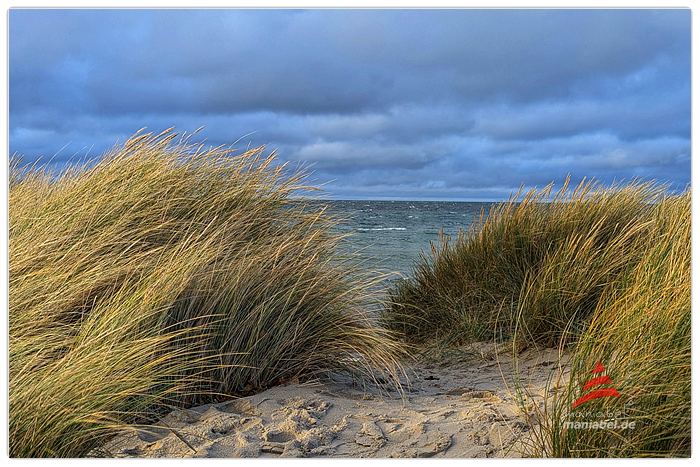 Dünen und dramatischer Himmel