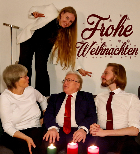 Ein Bild mit Ines Uden, Walter Uden, Erik Uden nebeneinander und Ariane Uden welche über allen steht mit der Schrift „Frohe Weihnachten”