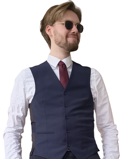 Ein professionelles Bild von Erik Uden mit dunkelblauer Weste, weißen Hemd und Sonnenbrille