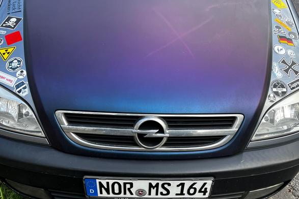 Ein Bild des Autos mit den rechtsextremen Symbolen und dem Nummernschild „NOR MS 164”