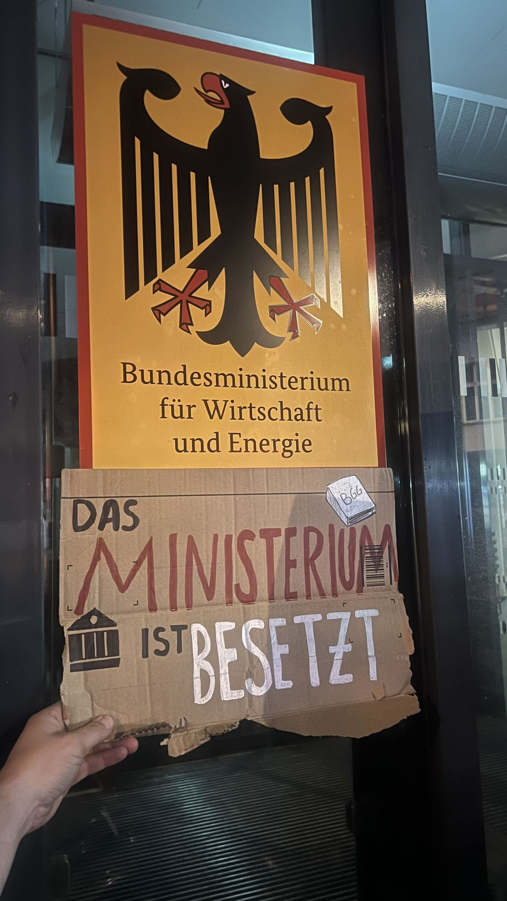 Schild der Tür zum Wirtschaftsministerium und Plakat "Das Ministerium ist besetzt"