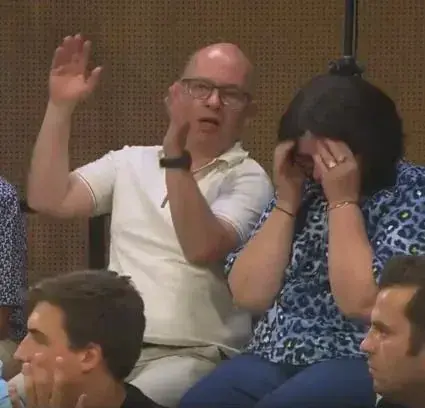 Ein Bild von Erwachsenen Menschen die sich über die Aussagen junger Menschen gespielt übertrieben aufregen. Die Frage war „Was würdest du für Deutschland machen?” woraufhin ein Jugendlicher antwortet „Was ist Deutschland bereit für mich zu machen?” daraufhin reagierten diese Erwachsenen Menschen so.