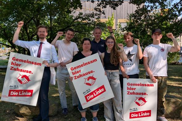 Ein Bild von 7 Personen die drei Plakate von Die Linke hochhalten auf denen steht „Gemeinsam hier Zuhause. Am 13.09. Die Linke wählen.”

Es zeigt Erik Uden wie er Die Linke Wahlplakate aufhängt, zusammen mit Tristan Sander, Mateja Illich und Esther Bennemann-Rost.

Sie stehen vor dem Stadthaus Laatzen im Grünen.