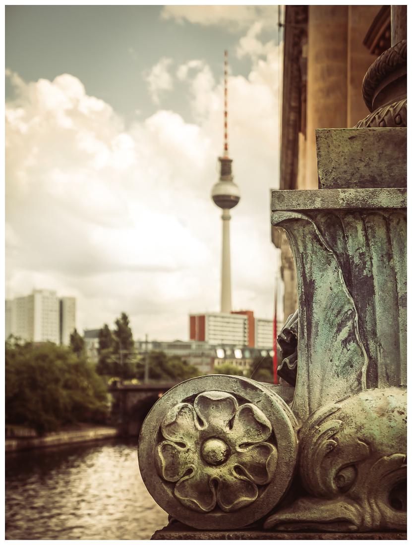 Blick über die Spree zum Fernsehturm. Der eigene Standort ist auf der (Kindheit benannten) Lügenbrücke am Monbijou, rechts das Bodemuseum.
