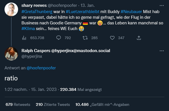 Ein Screenshot eines Tweets von Shary Reeves welche postet „Greta Thunberg war in LuetzerathBleibt mit Buddy Neubauer Mist hab sie verpasst, dabei hätte ich so gerne mal gefragt, wie der Flug in der Business nach Goodie Germany war das Leben kann manchmal so #Klima sein... feines WE Euch” woraufhin Ralph Caspers antwortet mit „ratio”.

Sein Tweet hat über 10.000 Likes, ihr Tweet um die 300.

Beide waren Hosts der Sendung „Wissen macht A”, wobei Shary Reeves in eine rechte, Friedrich Merz lieben…