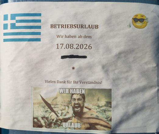 Ein Papier angeklebt auf eine Tür mit der Benachrichtigung das ein griechisches Restaurant geschlossen hat wegen Urlaub. Zu sehen ist ein cooler Emoji, eine Griechenland Flagge, sowie das „Wir sind Sparta” Meme Ber mit der Aufschrift „Wir haben Urlaub”