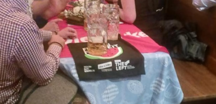 Ein Bild eines Beutels mit einer Wassermelone „Frieden & Freiheit” auf dem Oktoberfest.